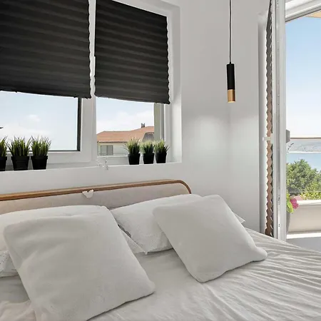 Апартаменти Cozy Sea View - Pool, Gym & Parking Бяла
