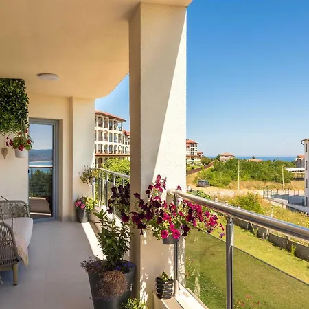 Апартаменти Cozy Sea View - Pool, Gym & Parking Бяла